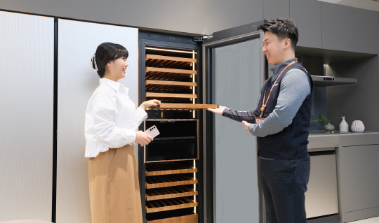 삼성전자서비스 임직원이 고객에게 출장 서비스를 시행하고 있다. 삼성전자서비스 제공